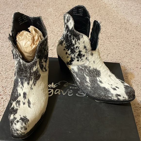 Agave Sky scalloped ankle B&W cowhide booties - Picture 2 of 4